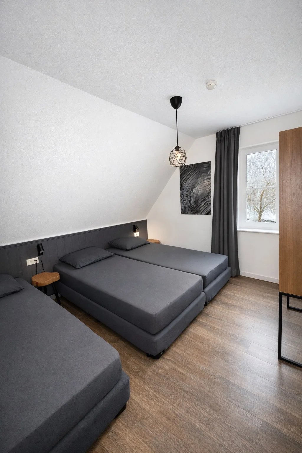 Slaapkamer met 3 bedden