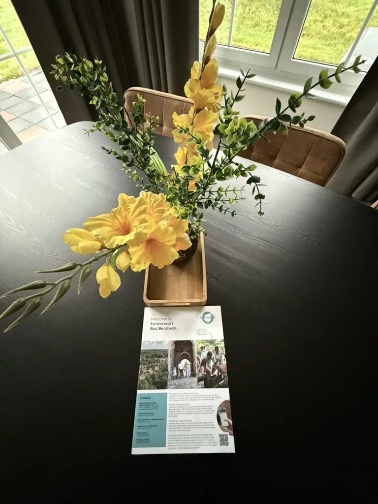 Eettafel met welkomstbrochure