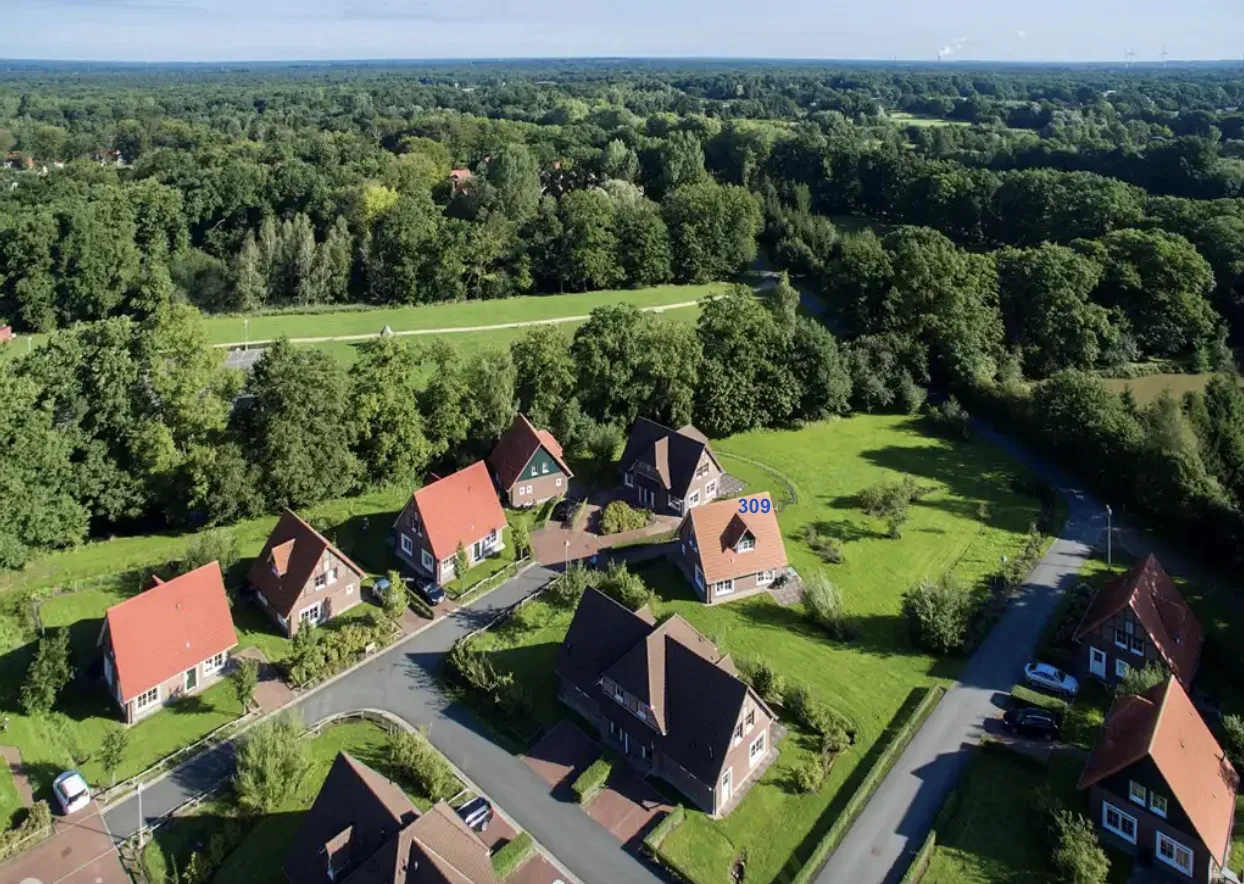 Luchtfoto van huis 309 op Landal Bad Bentheim met grote tuin